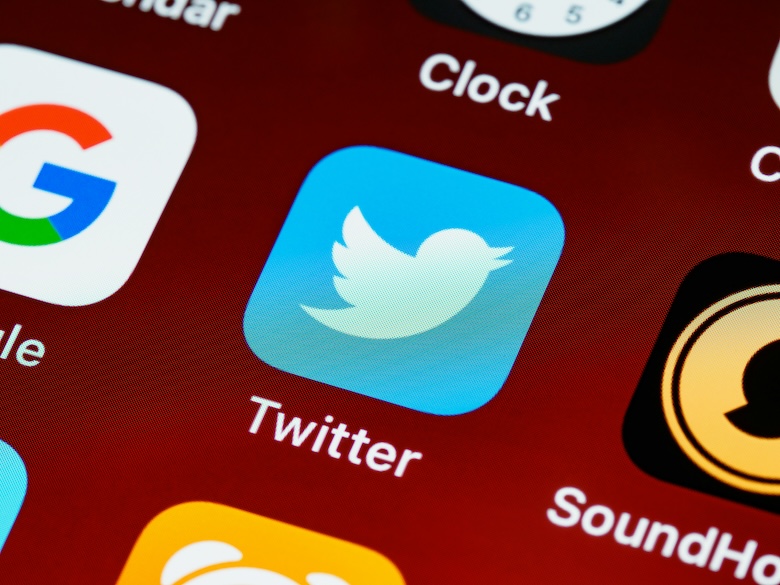 What are some common mistakes to avoid when writing tweets?