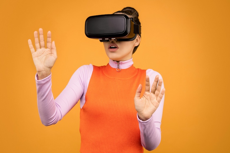 How does virtual reality technology work?
